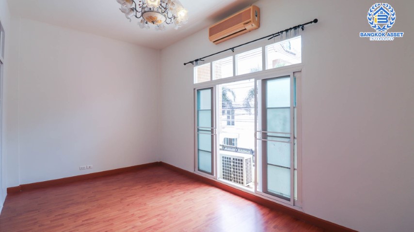 *****ทาวน์เฮ้าส์มือสองย่านลาดพร้าว ม.คาซ่าซิตี้ ลาดพร้าว เนื้อที่กว้าง 27.50 ตร.ว. ฟังก์ชัน 3 ห้องนอน  4 ห้องน้ำ ทาวน์เฮ้าส์ตกแต่งสวย ในย่านอยู่อาศัย เหมาะกับการทำเป็น Home Office  ตั้งบนทำเลแห่งการเดินทาง ใกล้รถไฟฟ้าสายสีเหลือง "สถานีลาดพร้าว101" และจุดขึ้นทางด่วน "เอกมัย-รามอินทรา" จองเลย!!